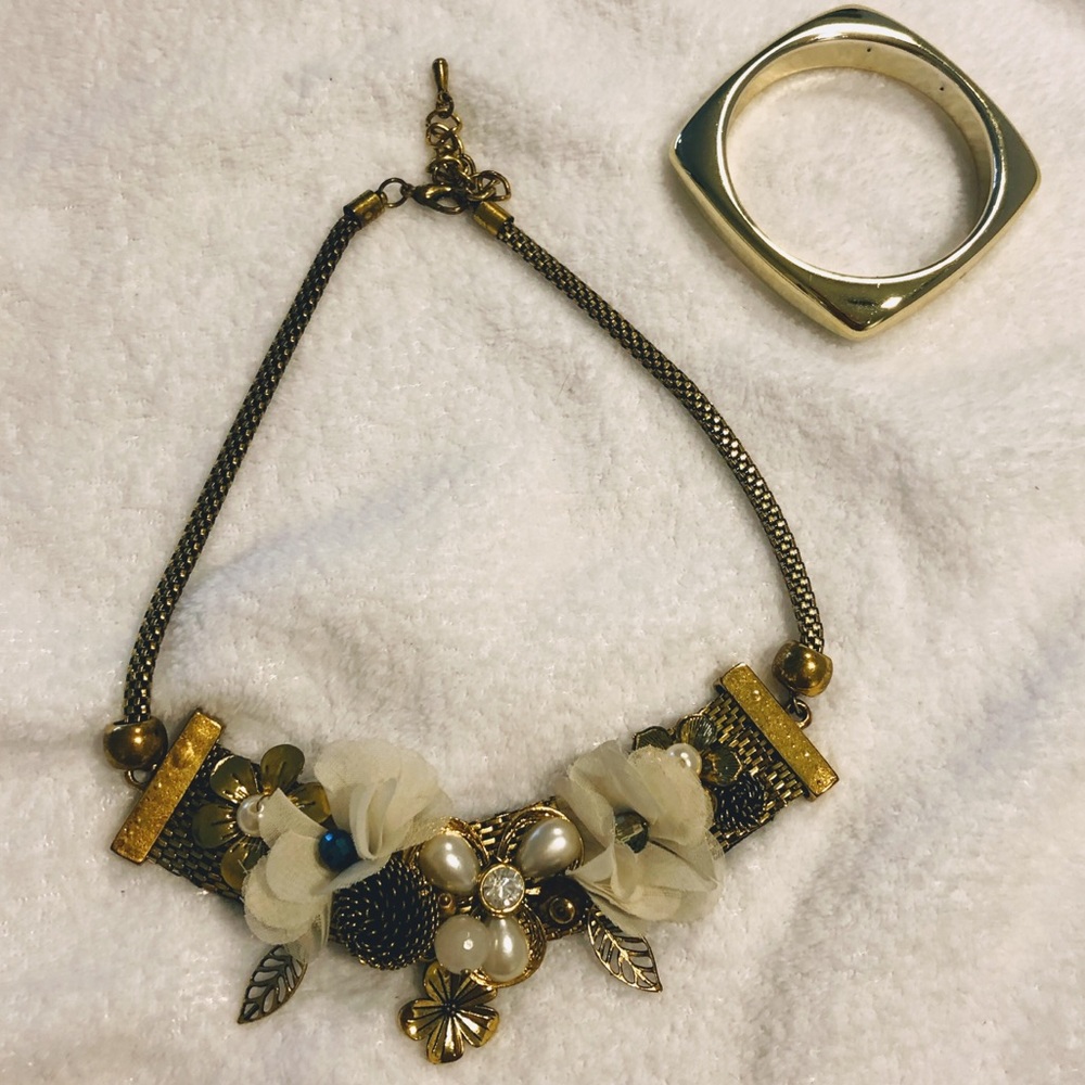 3/$12 ⭐️ Statement Necklace and Bracelet